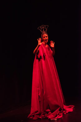 Shirley de Balkis Moutashar, dans le cadre du festival Suresnes Cités Danse, saison 23-24 au Théâtre de Suresnes Jean Vilar