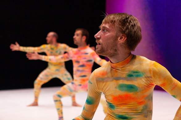 Spectacle "Simple" de Ayelen Parolin, programmé au Théâtre de Suresnes Jean Vilar dans le cadre de la saison 24-25