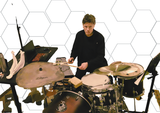 Concert-ciné "Batterie seule pour Maya Deren" conçu et mis en musique par Didier Ambact, présenté au Théâtre de Suresnes Jean Vilar dans le cadre de la saison 24-25