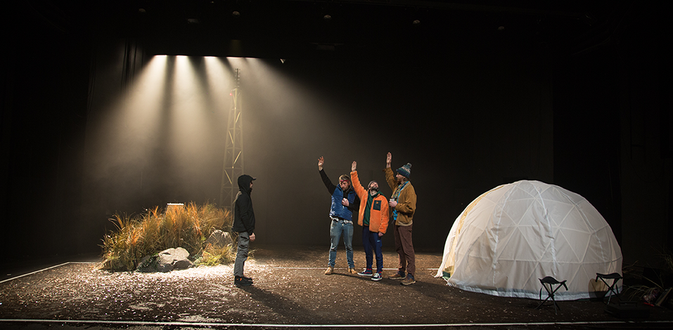 Spectacle "Futur" de Clément Aubert, Romain Cottard, Paul Jeanson, programmé au Théâtre de Suresnes Jean Vilar dans le cadre de la saison 24-25