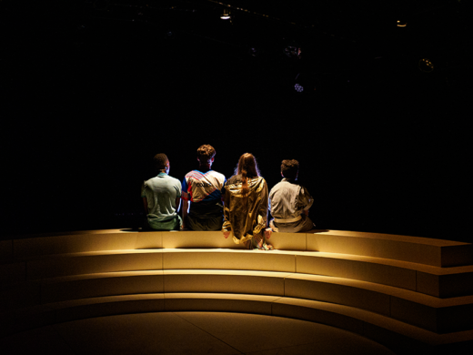 Spectacle "Personne n’est ensemble sauf moi" de Clea Petrolesi, programmé au Théâtre de Suresnes Jean Vilar dans le cadre de la saison 24-25