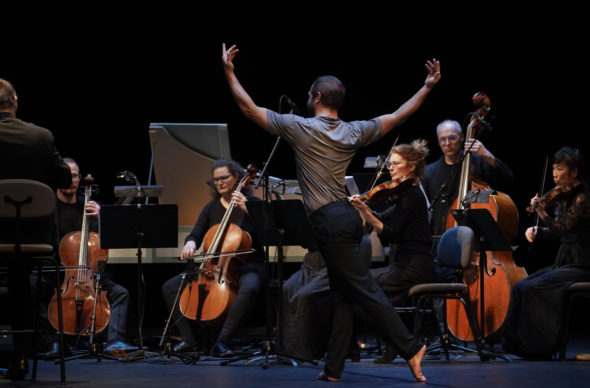Spectacle "Café Libertà" de Ambra Senatore, programmé au Théâtre de Suresnes Jean Vilar dans le cadre de la saison 24-25