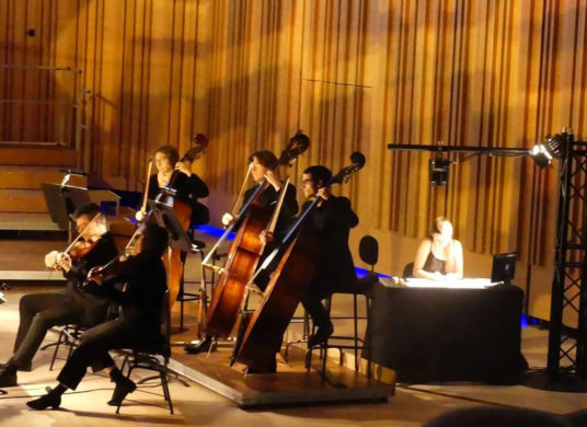 Spectacle jeune public "Bazar Circus" de l'Orchestre national d'Île-de-France, programmé au Théâtre de Suresnes Jean Vilar pour la saison 25-26.