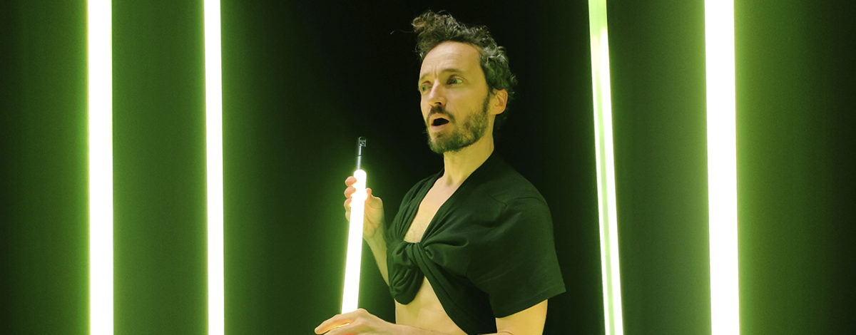 Spectacle d'humour "La Fête du slip, ou le pipo de la puissance" de Mickaël Délis présenté au Théâtre de Suresnes Jean Vilar pour la saison 25-26.