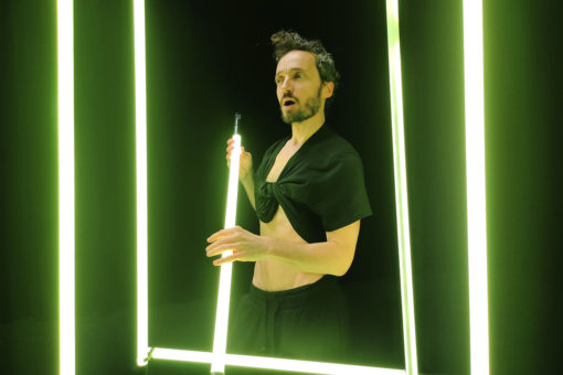 Spectacle d'humour "La Fête du slip, ou le pipo de la puissance" de Mickaël Délis présenté au Théâtre de Suresnes Jean Vilar pour la saison 25-26.