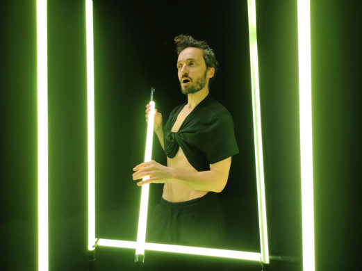 Spectacle d'humour "La Fête du slip, ou le pipo de la puissance" de Mickaël Délis présenté au Théâtre de Suresnes Jean Vilar pour la saison 25-26.
