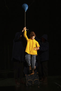 Spectacle jeune public "Ombre" d'Anthony Diaz, compagnie A Kan la Dériv' programmé au Théâtre de Suresnes Jean Vilar dans le cadre des Dimanches en famille de la saison 25-26.