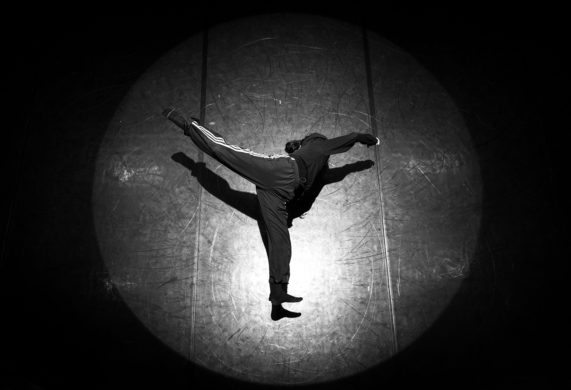 Spectacle "ENSO - boléro" chorégraphié par Mickaël Le Mer présenté au Théâtre de Suresnes Jean Vilar dans le cadre du festival Suresnes Cités Danse 2026.