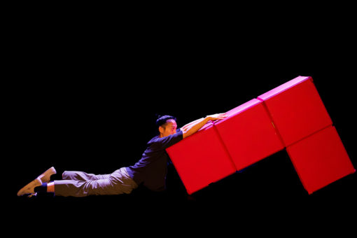 Spectacle jeune public "Face à face" de Matthieu Villatelle présenté au Théâtre de Suresnes Jean Vilar dans le cadre des Dimanches en famille de la saison 25-26.