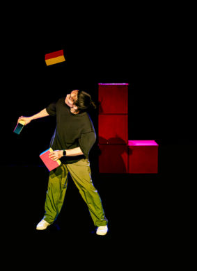 Spectacle jeune public "Face à face" de Matthieu Villatelle présenté au Théâtre de Suresnes Jean Vilar dans le cadre des Dimanches en famille de la saison 25-26.