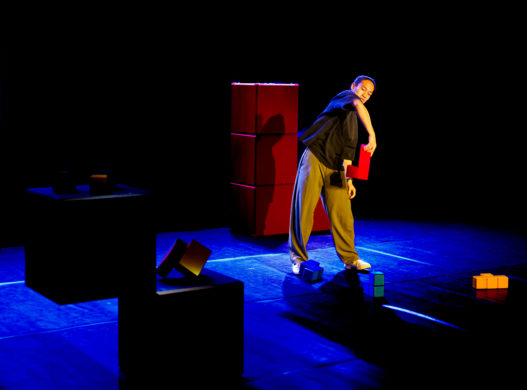 Spectacle jeune public "Face à face" de Matthieu Villatelle présenté au Théâtre de Suresnes Jean Vilar dans le cadre des Dimanches en famille de la saison 25-26.