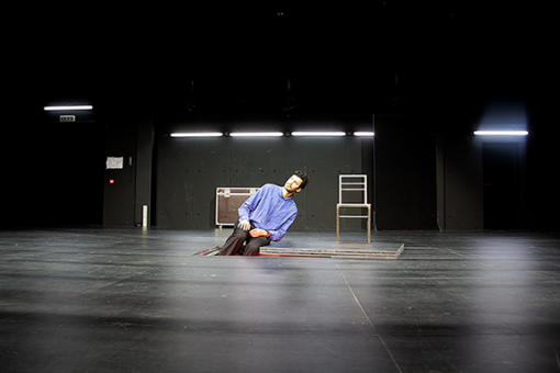 Spectacle de cirque et de magie "Préparation pour un miracle" de Marc Oosterhoff - Compagnie Moost, programmé au Théâtre de Suresnes Jean Vilar pour la saison 25-26.