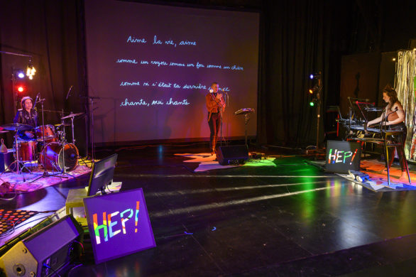 Spectacle de théâtre et de musique "Hep ! Hep ! Hep ! (karaoké dessiné)" de Lucie Nicolas - Collectif F71, programmé au Théâtre de Suresnes Jean Vilar pour la saison 25-26.
