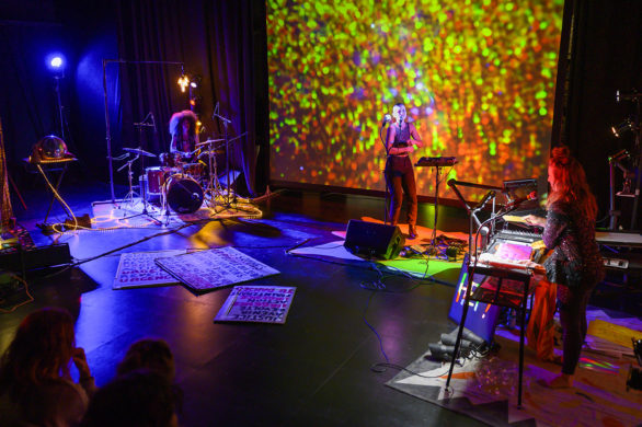 Spectacle de théâtre et de musique "Hep ! Hep ! Hep !(karaoké dessiné)" de Lucie Nicolas - Collectif F71, programmé au Théâtre de Suresnes Jean Vilar pour la saison 25-26.