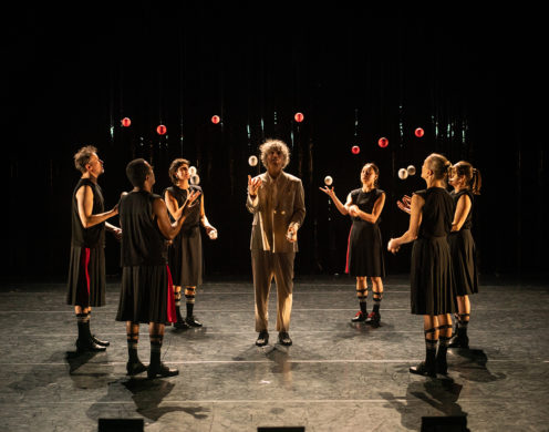 Spectacle de jonglage et magie "Heka" de Sean Gandini et Kati Ylä-Hokkala - Compagnie Gandini Juggling, programmé au Théâtre de Suresnes Jean Vilar pour la saison 25-26.