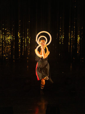 Spectacle de jonglage et magie "Heka" de Sean Gandini et Kati Ylä-Hokkala - Compagnie Gandini Juggling, programmé au Théâtre de Suresnes Jean Vilar pour la saison 25-26.