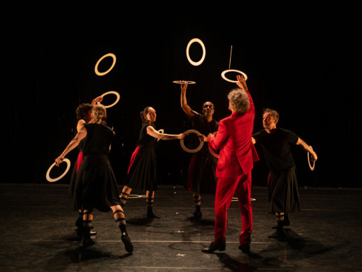 Spectacle de jonglage et magie "Heka" de Sean Gandini et Kati Ylä-Hokkala - Compagnie Gandini Juggling, programmé au Théâtre de Suresnes Jean Vilar pour la saison 25-26.