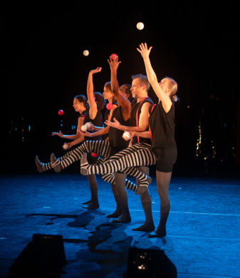 Spectacle de jonglage et magie "Heka" de Sean Gandini et Kati Ylä-Hokkala - Compagnie Gandini Juggling, programmé au Théâtre de Suresnes Jean Vilar pour la saison 25-26.