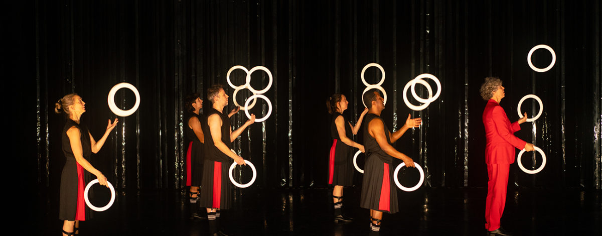 Spectacle de jonglage et magie "Heka" de Sean Gandini et Kati Ylä-Hokkala - Compagnie Gandini Juggling, programmé au Théâtre de Suresnes Jean Vilar pour la saison 25-26.