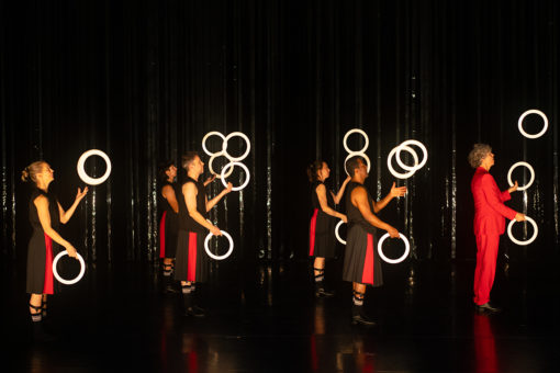 Spectacle de jonglage et magie "Heka" de Sean Gandini et Kati Ylä-Hokkala - Compagnie Gandini Juggling, programmé au Théâtre de Suresnes Jean Vilar pour la saison 25-26.