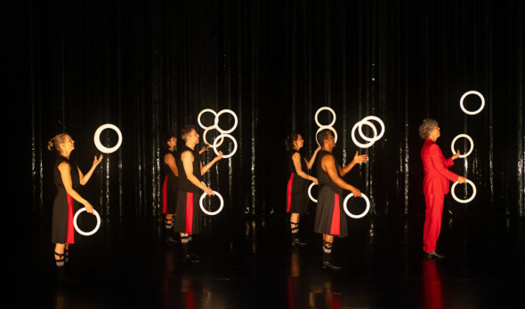 Spectacle de jonglage et magie "Heka" de Sean Gandini et Kati Ylä-Hokkala - Compagnie Gandini Juggling, programmé au Théâtre de Suresnes Jean Vilar pour la saison 25-26.