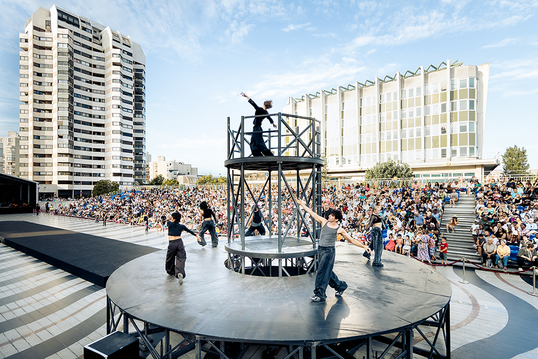 Spectacle de danse "360" de Mehdi Kerkouche - Centre chorégraphique national de Créteil et du Val-de-Marne I EMKA, programmé au Théâtre de Suresnes Jean Vilar pour la saison 25-26.