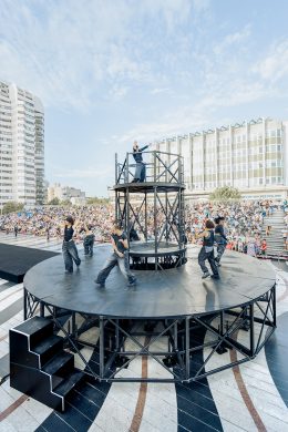 Spectacle de danse "360" de Mehdi Kerkouche - Centre chorégraphique national de Créteil et du Val-de-Marne I EMKA, programmé au Théâtre de Suresnes Jean Vilar pour la saison 25-26.