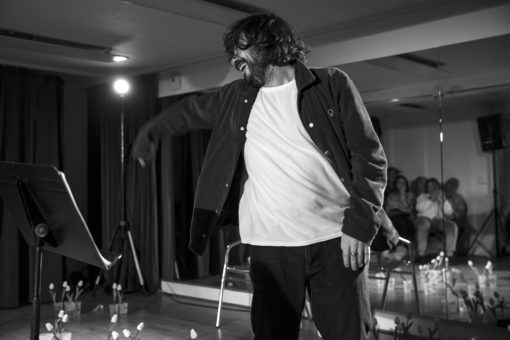 Spectacle de théâtre et danse "Spiritueux" de Laurent Cazanave - La Passée Compagnie, co-mis en scène par Audrey Bertrand et chorégraphié par Caroline Jaubert est programmé au Théâtre de Suresnes Jean Vilar pour la saison 25-26.