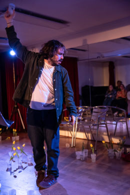 Spectacle de théâtre et danse "Spiritueux" de Laurent Cazanave - La Passée Compagnie, co-mis en scène par Audrey Bertrand et chorégraphié par Caroline Jaubert est programmé au Théâtre de Suresnes Jean Vilar pour la saison 25-26.