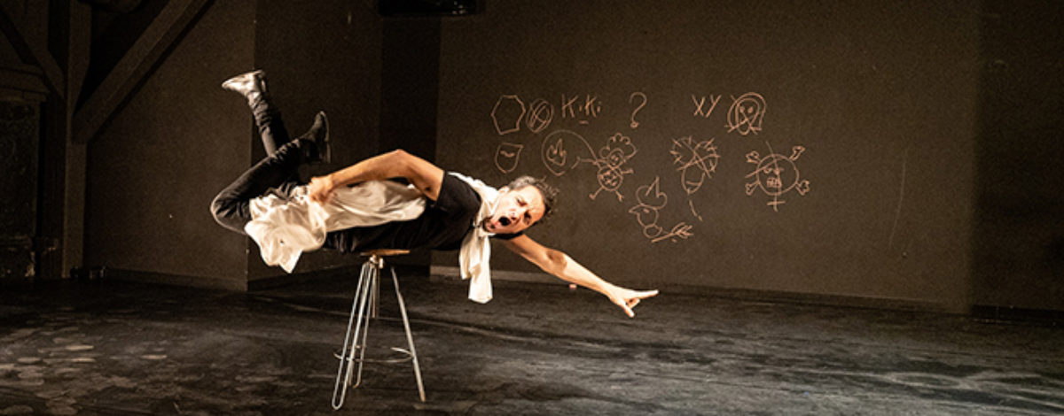 Spectacle d'humour "Le Premier Sexe" de Mickaël Délis, programmé au Théâtre de Suresnes Jean Vilar pour la saison 25-26.