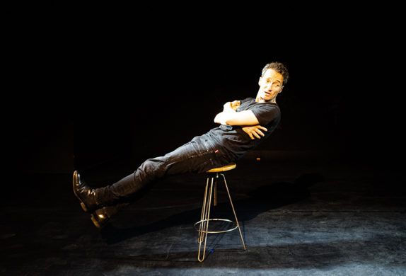 Spectacle d'humour "Le Premier Sexe" de Mickaël Délis, programmé au Théâtre de Suresnes Jean Vilar pour la saison 25-26.