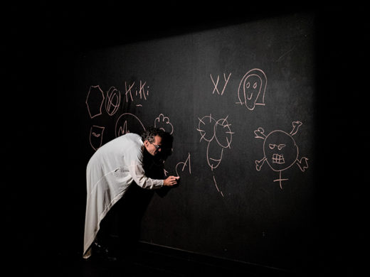 Spectacle d'humour "Le Premier Sexe" de Mickaël Délis, programmé au Théâtre de Suresnes Jean Vilar pour la saison 25-26.