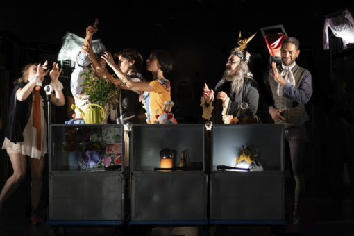 Spectacle "L'Avare" de Molière mis en scène par Clément Poirée, présenté au Théâtre de Suresnes Jean Vilar pour la saison 25-26.