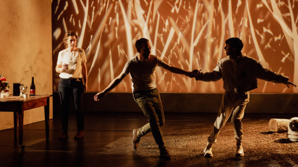Spectacle de théâtre et de musique "Le Pays innocent" de Samuel Gallet - Collectif Eskandar, programmé au Théâtre de Suresnes Jean Vilar pour la saison 25-26.