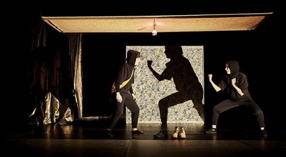 Spectacle jeune public "Les filles ne sont pas des poupées de chiffon" de Nathalie Bensard - Compagnie La Rousse, programmé au Théâtre de Suresnes Jean Vilar pour la saison 25-26.