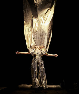 Spectacle jeune public "Les filles ne sont pas des poupées de chiffon" de Nathalie Bensard - Compagnie La Rousse, programmé au Théâtre de Suresnes Jean Vilar pour la saison 25-26.
