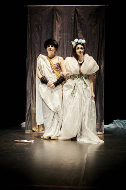 Spectacle jeune public "Les filles ne sont pas des poupées de chiffon" de Nathalie Bensard - Compagnie La Rousse, programmé au Théâtre de Suresnes Jean Vilar pour la saison 25-26.