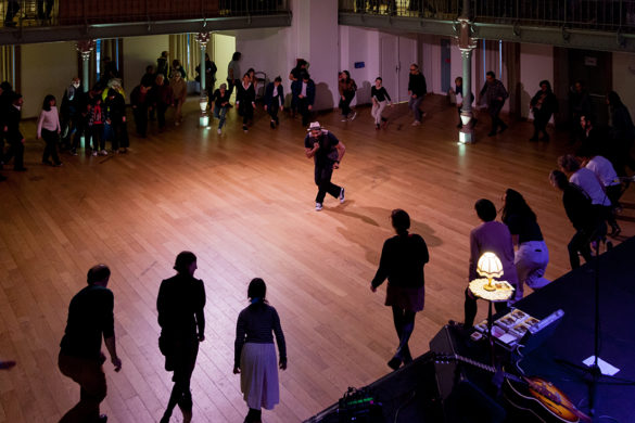 Bal organisé à la salle des fêtes de Suresnes lors du festival Suresnes Cités Danse 2025.