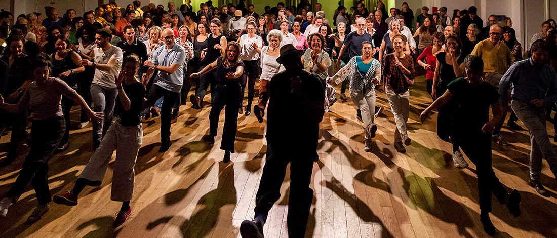 Bal organisé à la salle des fêtes de Suresnes lors du festival Suresnes Cités Danse 2025.