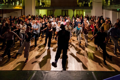 Bal organisé à la salle des fêtes de Suresnes lors du festival Suresnes Cités Danse 2025.