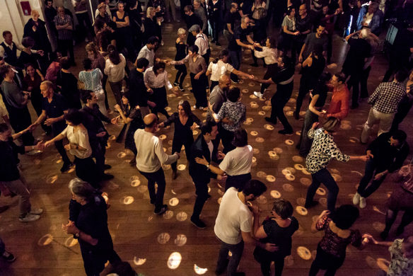 Bal organisé à la salle des fêtes de Suresnes lors du festival Suresnes Cités Danse 2025.