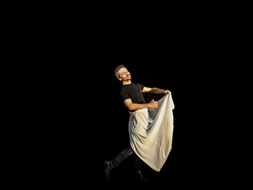 Spectacle "Les Paillettes de leur vie, ou la paix déménage" de Mickaël Delis programmé au Théâtre de Suresnes Jean Vilar pour la saison 25-26.