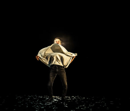 Spectacle "Les Paillettes de leur vie, ou la paix déménage" de Mickaël Delis programmé au Théâtre de Suresnes Jean Vilar pour la saison 25-26.