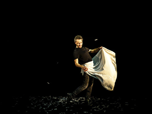 Spectacle "Les Paillettes de leur vie, ou la paix déménage" de Mickaël Delis programmé au Théâtre de Suresnes Jean Vilar pour la saison 25-26.