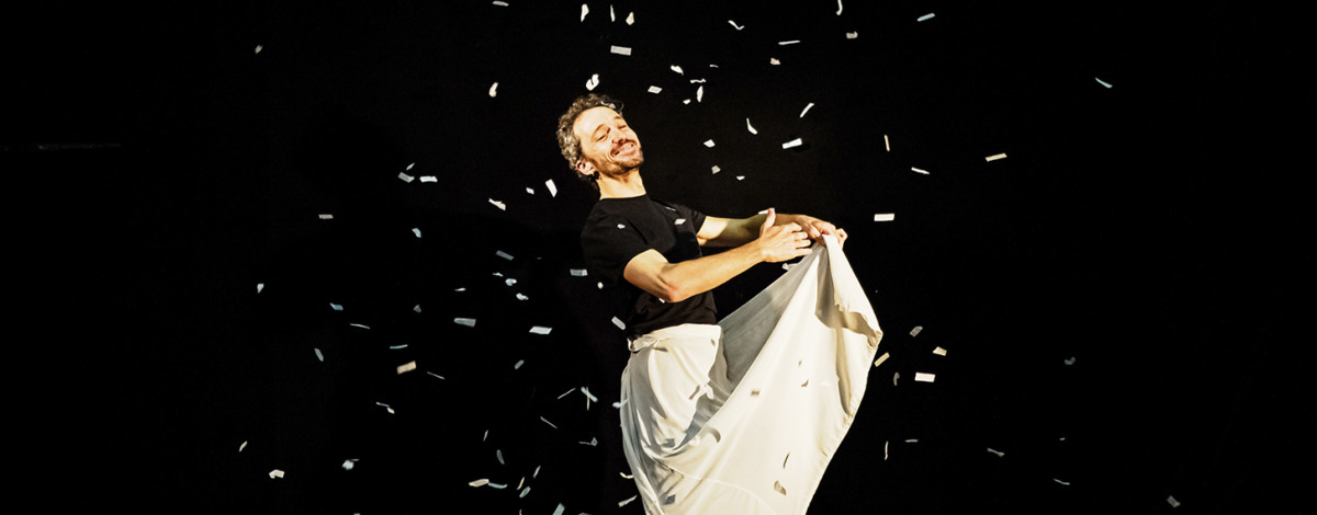 Spectacle "Les Paillettes de leur vie, ou la paix déménage" de Mickaël Delis programmé au Théâtre de Suresnes Jean Vilar pour la saison 25-26.