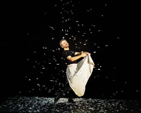 Spectacle "Les Paillettes de leur vie, ou la paix déménage" de Mickaël Delis programmé au Théâtre de Suresnes Jean Vilar pour la saison 25-26.