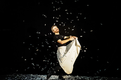 Spectacle "Les Paillettes de leur vie, ou la paix déménage" de Mickaël Delis programmé au Théâtre de Suresnes Jean Vilar pour la saison 25-26.