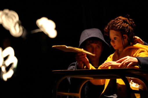 Spectacle jeune public "Ombre" d'Anthony Diaz, compagnie A Kan la Dériv' programmé au Théâtre de Suresnes Jean Vilar dans le cadre des Dimanches en famille de la saison 25-26.