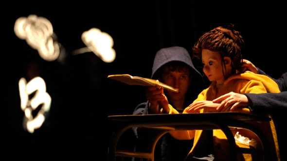 Spectacle jeune public "Ombre" d'Anthony Diaz, compagnie A Kan la Dériv' programmé au Théâtre de Suresnes Jean Vilar dans le cadre des Dimanches en famille de la saison 25-26.