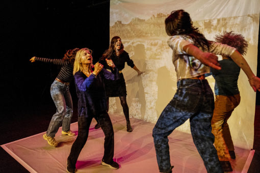 Spectacle "La Bande Originale de nos vies", conception et mise en scène Eugénie Ravon, texte et collaboration à la mise en scène Kevin Keiss - Collectif La Taille de mon âme, présenté au Théâtre de Suresnes Jean Vilar pour la saison 25-26.